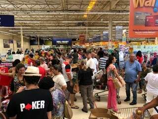 Em mais um dia de promoção, consumidor lota mercado em Campo Grande (Foto: Jones Mário)