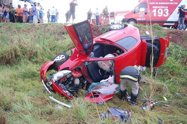  Ap&oacute;s colis&atilde;o com Palio, Peugeot cai em ribanceira e dois ficam feridos