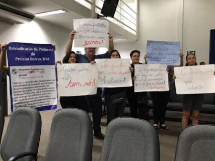Pais de alunos autistas protestam contra substituição de professores