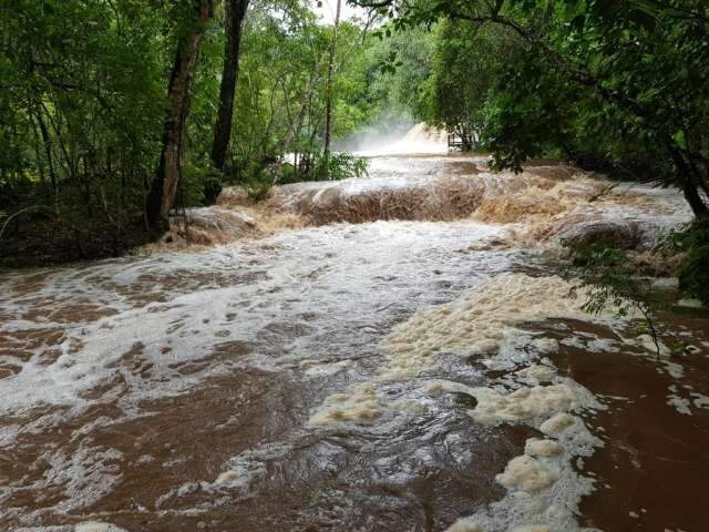 Cheia e rio turvo ap&oacute;s chuva interditam balne&aacute;rios e gruta em Bonito