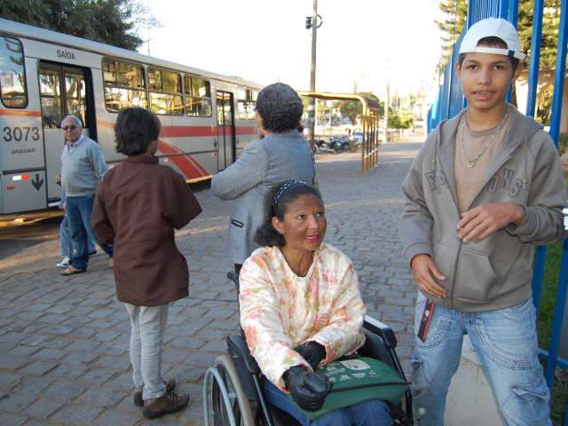 Usu&aacute;rio de drogas diz ser esfaqueado, para &ocirc;nibus e causa transtornos no centro