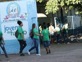 Alunos chegando em escola da Capital. (Foto: Arquivo) 