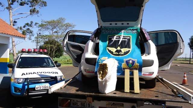 Traficante bate carro em &aacute;rvore e foge abandonando 400 quilos de maconha 