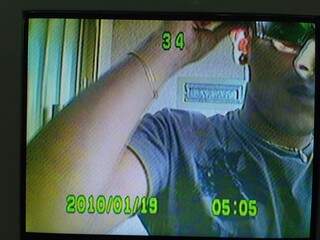 O interfone da casa tirou uma foto do ladrão que aparece mostrando metade do rosto. (Foto: WhatsApp)