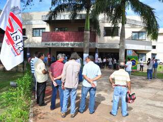 Grupo de servidores se encontrou na manhã de hoje em frente a UFMS (Foto: João Garrigó)