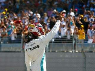 Lewis Hamilton acena para torcida após fazer a melhor marca na França (Foto: Fórmula 1/Divulgação)