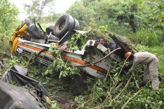 Caminh&atilde;o carregado com diesel derrapa na BR-262 e cai em barranco