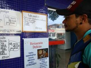 Mototaxista Reinyr, gasta em média R$ 70 por semana almoçando em restaurantes. (Foto: André Bittar)