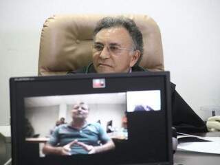 Na tela, Cesare Battisti na audiência. No fundo,
o juiz Odilon de Oliveira. (Foto: Marcos Ermínio).