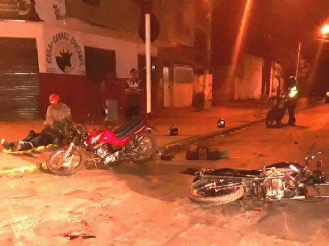 Jovem de 24 anos morre depois de motos baterem em cruzamento