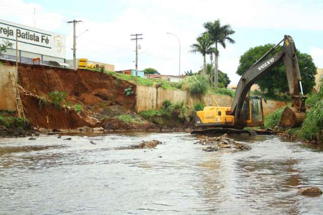 Obra fica para abril de 2014 e prefeitura faz reparos emergenciais em avenida