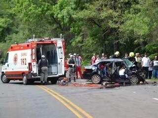 Equipes do Samu em atendimento ao acidente que aconteceu ontem (7) (Foto: Eduardo Cover Godinho / Rádio Aurora AM)