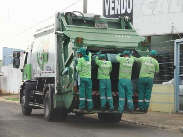 Trabalhadores param e cidade fica sem coleta de lixo nesta sexta-feira