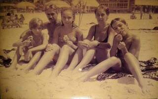 Seu &quot;Tô&quot; com os filhos: Carla, Paula, Vitor e a esposa Maria Ines (primeira e única namorada desde os 14 anos) na praia em 1991. (Foto: Arquivo Pessoal)