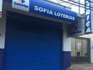 Fachada da lotérica que foi furtada nesta madrugada, na Avenida Calógeras (Foto: Bruna Kaspary) 