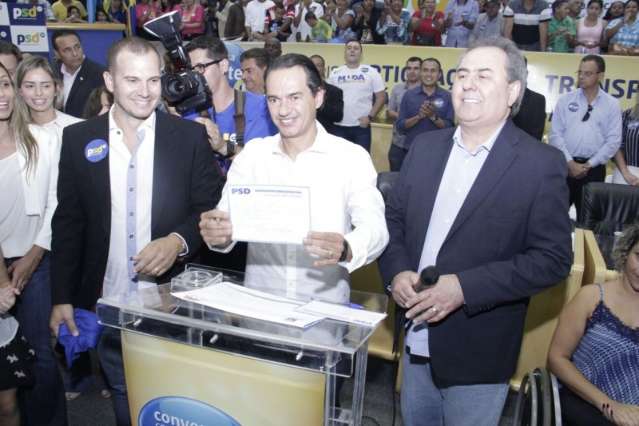 Deputado chega a evento, &eacute; recebido com festa e assina filia&ccedil;&atilde;o ao PSD
