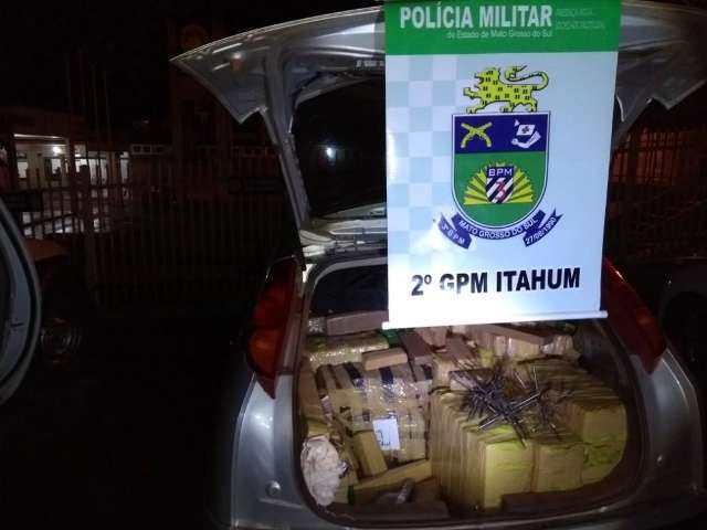 Ap&oacute;s persegui&ccedil;&atilde;o, homens abandonam carro com 639 kg de maconha