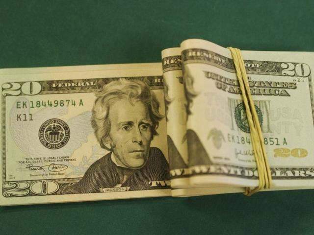 D&oacute;lar cai para R$ 4,146 e fecha no menor n&iacute;vel em quase um m&ecirc;s