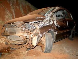 Carro ficou parcialmente destruído (Foto: Ribeiro Júnior/Fátima News)