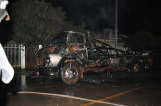 Incêndio destruiu três caminhões estacionados na Rua Jardim (Foto: O Correio News)