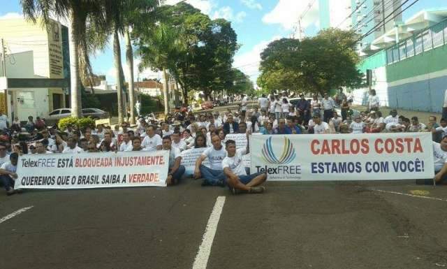 Protestantes da Telexfree caminham at&eacute; MP e pedem aten&ccedil;&atilde;o de promotores