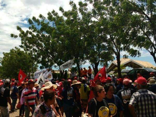 Grupo deixa o Centro e vai para porta de condom&iacute;nio de deputado federal