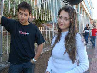 Estudantes de cursinho, Roger e Larissa criticam o ensino público (Foto: Simão Nogueira)