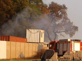 Em uma fábrica de conteiners, fogo se espalhou rapidamente nesta tarde. (Foto: André Bittar).