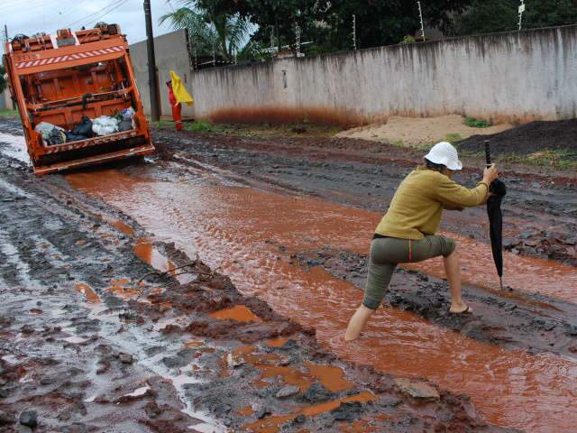  Caminh&atilde;o de lixo atola na regi&atilde;o do bairro Coophasul