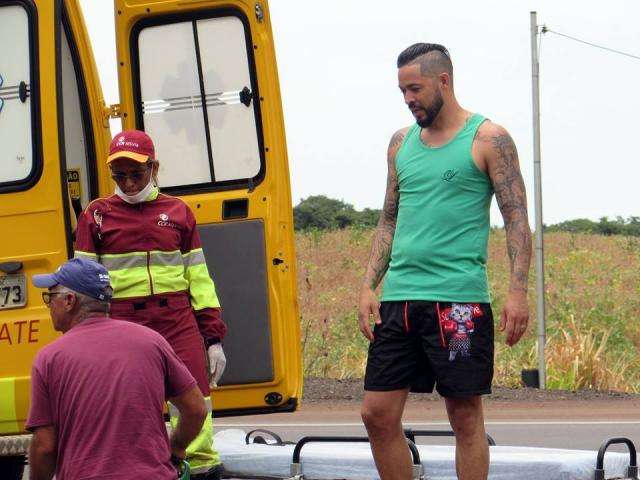 Motociclista cai em valeta na BR-163 e &eacute; socorrido por goleiro do Crici&uacute;ma