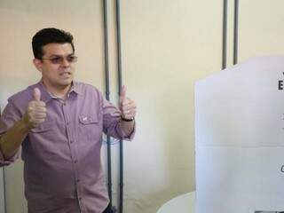 Olarte chegou para votar às 9h15. (Foto: Marcelo Victor)