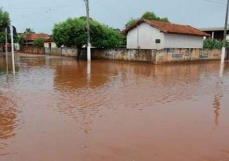 Lagoa do Sapo transborda e causa transtornos a moradores 