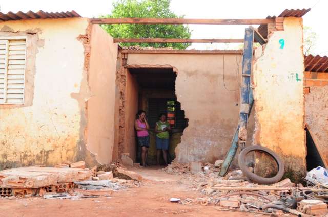 Fam&iacute;lia que teve casa destru&iacute;da durante temporal pede ajuda