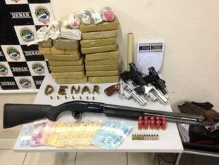 Maconha, cocaína, arsenal de armas e dinheiro foram apreendidos (Foto: divulgação/Polícia Civil)