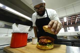 Chef de cozinha há 7 anos, Roney incrementou hambúrguer com sabor suíno.  (Foto: André Bittar)