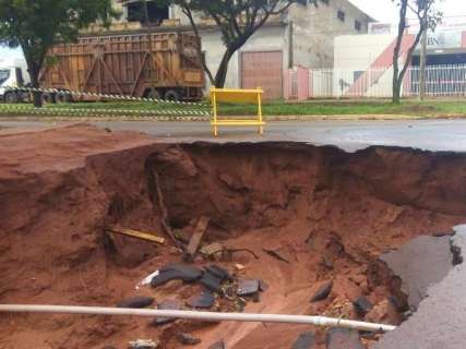 Chuva abre cratera e deixa cruzamento interditado em Navira&iacute;
