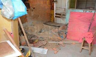 Os corpos foram encontrados na varanda da casa (Foto: Diário Corumbaense)