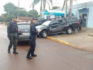 Viaturas da polícia estão em frente à prefeitura municipal. (Foto: Viviane Oliveira)