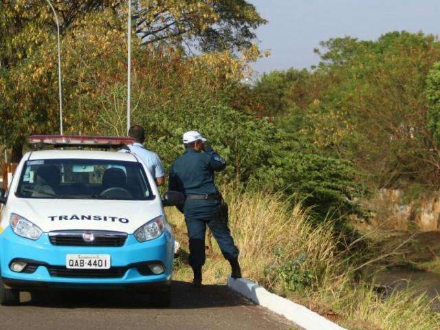 Carro cai em rio, dono &lsquo;some&rsquo; e pol&iacute;cia &eacute; chamada para guinchar o ve&iacute;culo