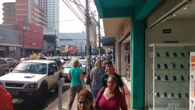 Clientes acordam cedo para ir &agrave;s compras em hor&aacute;rio mais calmo
