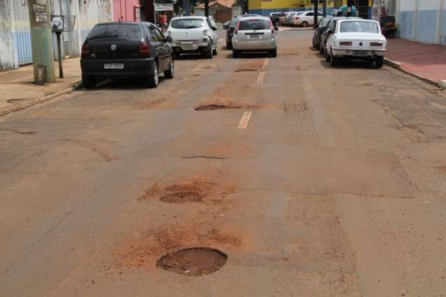 Apesar de 40 mil buracos tapados, &eacute; dif&iacute;cil dirigir sem cair em um deles