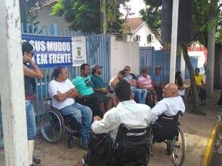 Cadeirantes no protesto hoje de manhã em frente da Secretaria de Saúde (Foto: Marcus Moura)