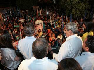 Governador André Puccinelli ao lado de Edson Giroto em comício realizado no bairro Tiradentes. (Foto: Divulgação)