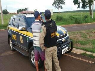 Policial rodoviário federal durante fiscalização em rodovia do estado (Foto: Assessoria/Divulgação)