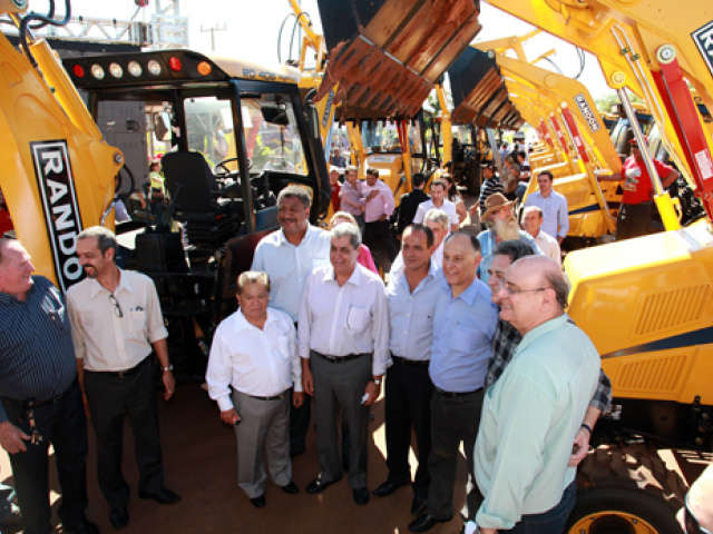  Governador participa de entrega de equipamentos em Nova Alvorada do Sul