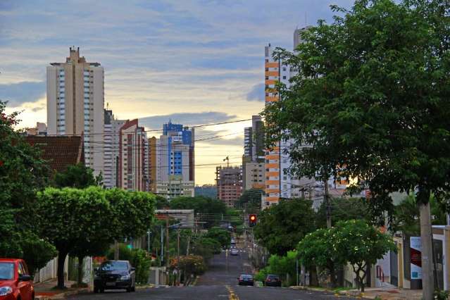 Sexta-feira amanhece garoando e previs&atilde;o &eacute; de pancadas de chuva 