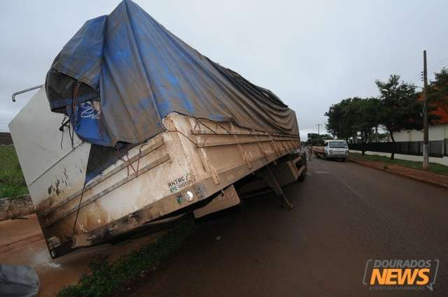 Asfalto n&atilde;o suporta peso e carroceria de caminh&atilde;o de arroz tomba em Dourados