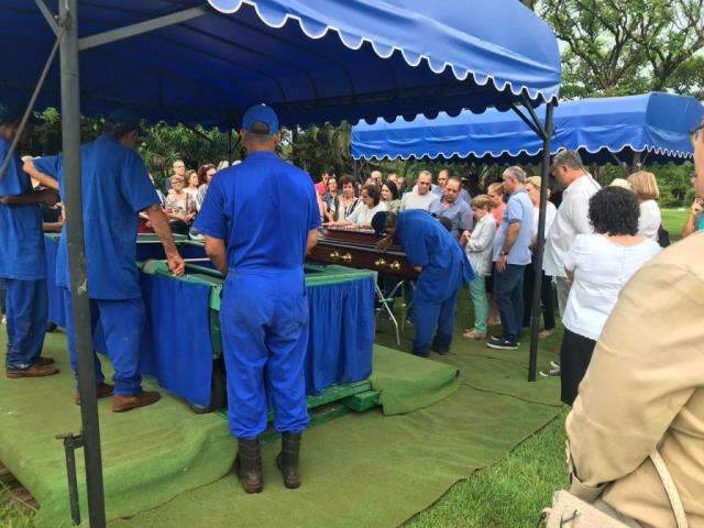 Prefeito que criou passe do estudante, Juv&ecirc;ncio C&eacute;sar, &eacute; sepultado