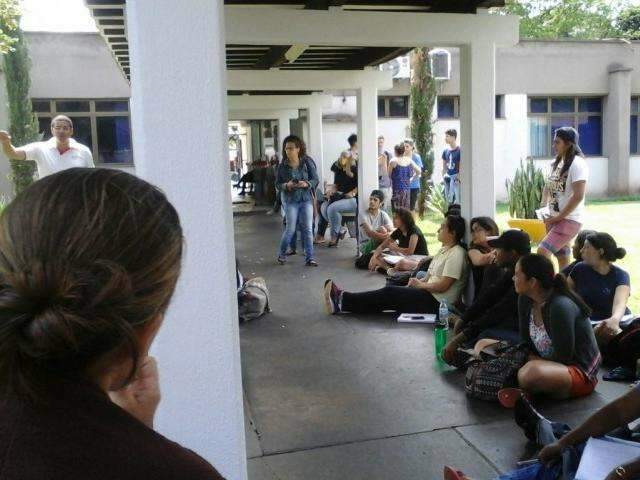 Com pr&eacute;dio ocupado por universit&aacute;rios, professores d&atilde;o aula no p&aacute;tio da UFGD