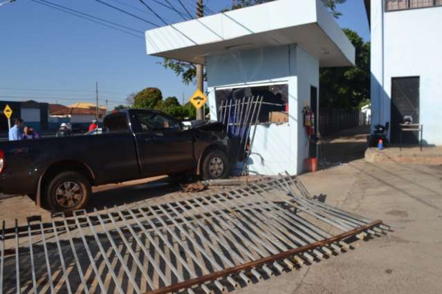 Mulher perde controle de caminhonete e destr&oacute;i guarita do Instituto Mirim 